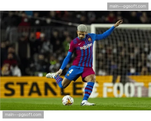 官方：巴萨后卫阿劳霍成功接受右膝半月板手术，预计赛季报销