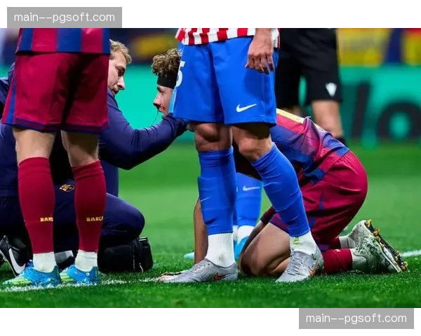 巴萨中场费尔明面部遭鞋钉击中，伤口严重需再次缝针治疗